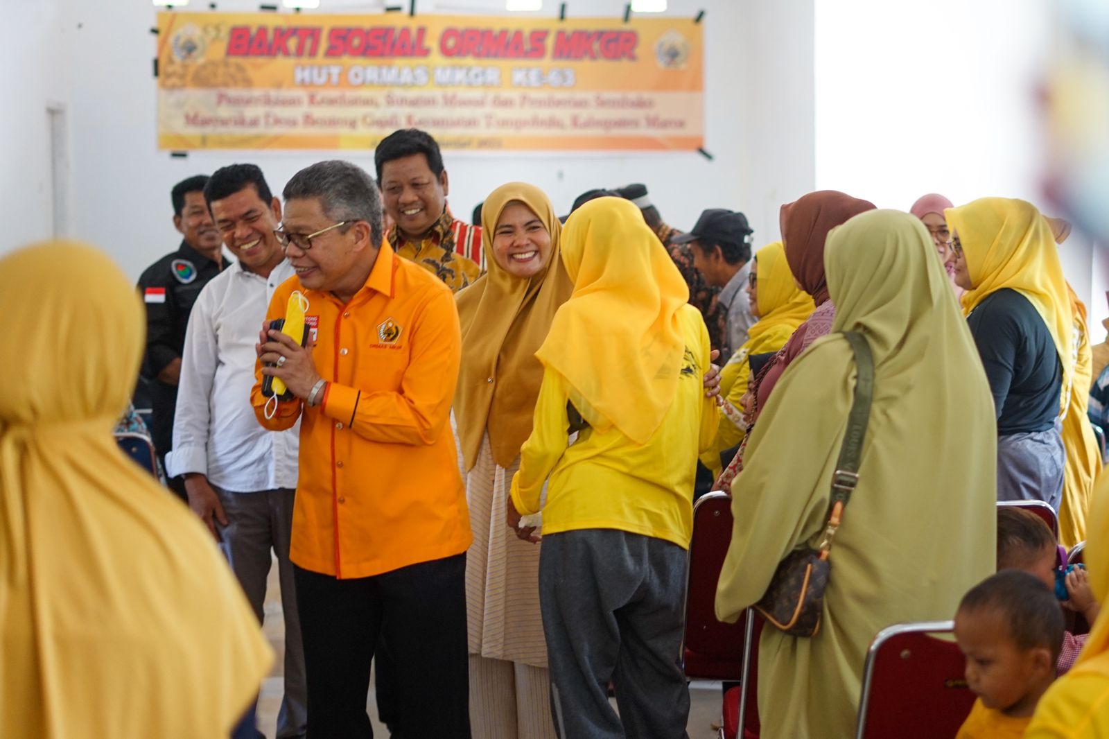 Bakti Sosial HUT MKGR di Maros, Suhartina Bohari Serukan Taufan Pawe Layak Didukung ke Senayan